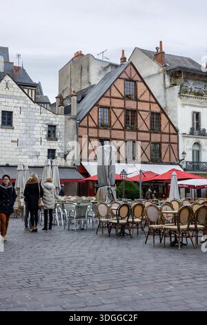 Tours, Frankreich - 26. November 2021: Historische Fachwerkhäuser mit Schieferdächern und Terrassen im Freien stehen auf dem Place Plumereau in Tours France creati Stockfoto