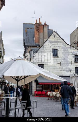 Tours, Frankreich - 26. November 2021: Historische Häuser mit Schieferdächern und Caféterrassen im Freien stehen auf dem Place Plumereau in Tours France und schaffen so eine wunderschöne Landschaft Stockfoto
