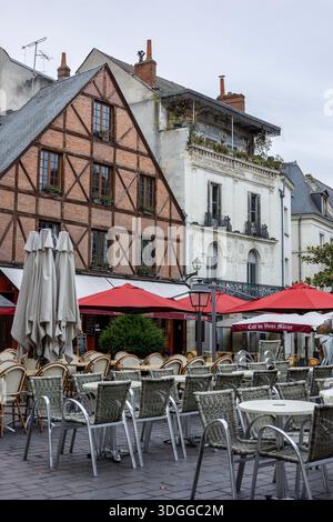 Tours, Frankreich - 26. November 2021: Historische Fachwerkhäuser mit Schieferdächern und Terrassen im Freien stehen auf dem Place Plumereau in Tours France creati Stockfoto