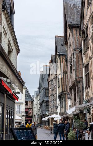 Tours, Frankreich - 26. November 2021: Historische Fachwerkhäuser mit Schieferdächern und Terrassen im Freien stehen auf dem Place Plumereau in Tours France creati Stockfoto