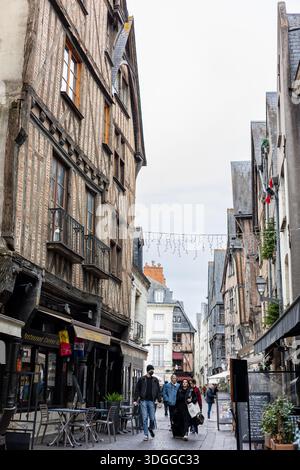 Tours, Frankreich - 26. November 2021: Historische Fachwerkhäuser mit Schieferdächern und Terrassen im Freien stehen auf dem Place Plumereau in Tours France creati Stockfoto