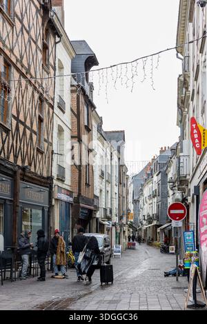 Tours, Frankreich - 26. November 2021: Historische Fachwerkhäuser mit Schieferdächern und Terrassen im Freien stehen auf dem Place Plumereau in Tours France creati Stockfoto