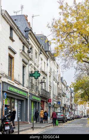 Tours, Frankreich - 26. November 2021: Die Menschen laufen in der Nähe von Pharmacie Lafayette und historischen Gebäuden auf dem Place du Grand Marche in Tours France und schaffen eine tägliche ci Stockfoto
