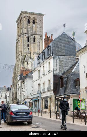 Tours, Frankreich - 26. November 2021: Der historische Charlemagne-Turm erhebt sich über den Wohngebäuden auf der Straße in Tours France und schafft einen wunderschönen Turm Stockfoto