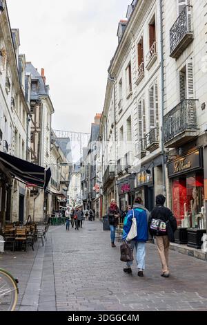 Tours, Frankreich - 26. November 2021: Historische Fachwerkhäuser mit Schieferdächern und Terrassen im Freien stehen auf dem Place Plumereau in Tours France creati Stockfoto