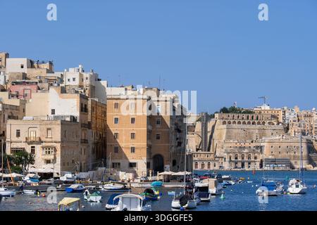 Städte Senglea und Valletta (Upper Barrakka Gardens, Fort Lascaris) auf Malta, Boote im Grand Harbour. Stockfoto