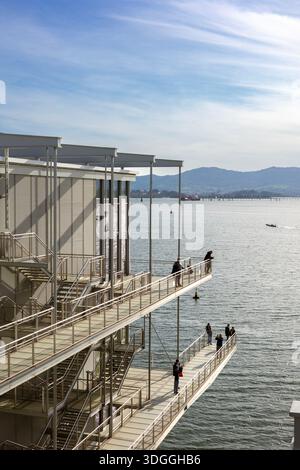 Santander, Spanien – 20. November 2021: Vertikale Aufnahme von Menschen, die auf den auskragenden Metallstegen des Centro Botin stehen und den Blick auf die Bucht und genießen Stockfoto
