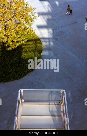 Santander, Spanien – 20. November 2021: Blick von einem Glasbalkon des Centro Botin auf die Herbstbäume des Jardines de Pereda Parks und Stockfoto