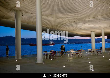Santander, Spanien – 19. November 2021: Ein paar Spaziergänge entlang der Uferpromenade unter dem Überhang des Centro Botin Arts Center während der blauen HO Stockfoto