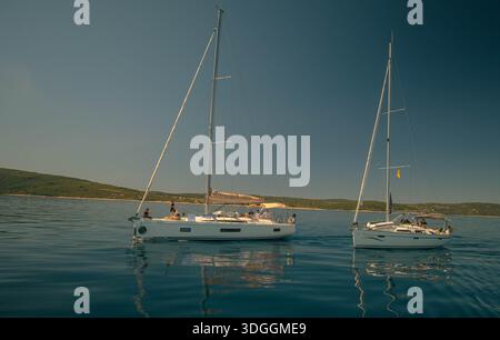 Ruhiges Hafenbild Mit Freizeityachten Und Leuchtenden Reflexen Bei Sonnenuntergang Auf Glattem Wasser Stockfoto