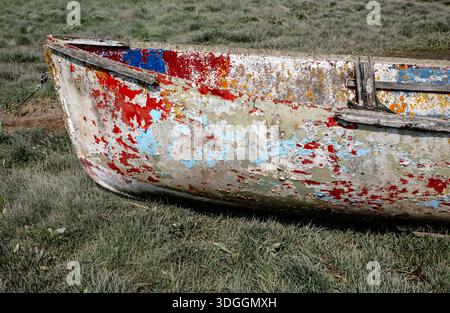 Altes Holzboot mit abblätternder Farbe in Laugharne Carmarthenshire, West Wales, Großbritannien Stockfoto