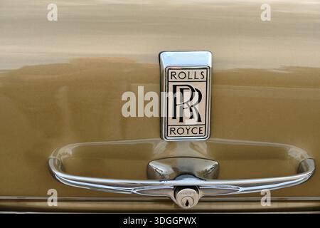 Malmö, Schweden - 7. August 2025: Eine Nahaufnahme zeigt das Rolls Royce Emblem und den Türgriff auf einem goldenen Äußeren, die die Eleganz des Autos hervorheben Stockfoto