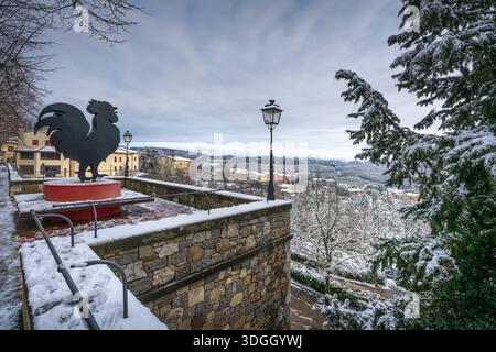 RADDA IN CHIANTI, TOSKANA - ITALIEN - 7. JANUAR 2026 das ikonische Symbol des Chianti Classico-Weins mit Schnee. Panoramablick auf den Winter Stockfoto