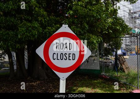 Warnschild „Straße Geschlossen“ In Der Nähe Von Baustellen Stockfoto