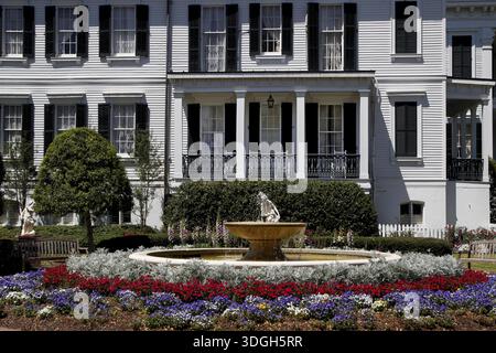 Nottoway Plantation Villa mit dekorativem Brunnen und farbenfrohem Blumenbeet, Null Stockfoto
