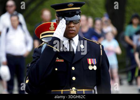 Soldat in Uniform bei einer feierlichen Zeremonie, Zuschauer im Hintergrund, Washington D.C., USA Stockfoto