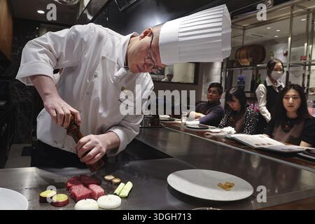 Der Koch bereitet Kobe-Steak zu, und die Gäste können im Kobe Plaisir Restaurant, Kobe, Hyogo, Japan, staunen Stockfoto