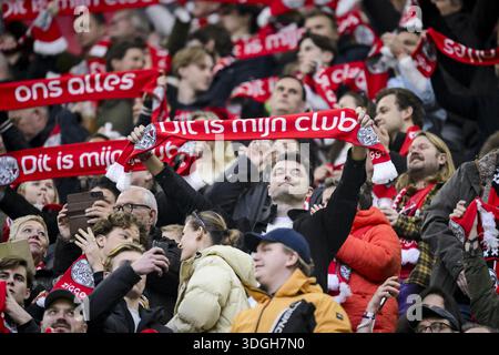 AMSTERDAM – Fans mit einem Schal wurden an alle Besucher der Johan Cruijff Arena vor dem niederländischen Eredivisie-Spiel zwischen AFC Ajax und Go Ahead Eagles am 17. Januar 2025 in Amsterdam verteilt. OLAF KRAAK / ANP Stockfoto