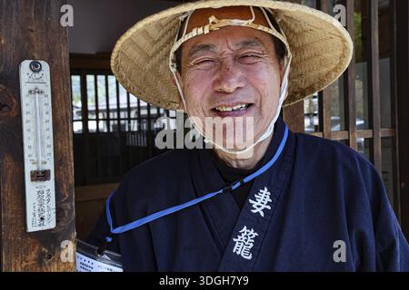 Mann mit traditioneller Kleidung und Strohhut in Tsumago, Tsumago, Japan Stockfoto