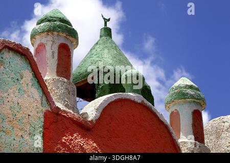 Farbenfrohe Moschee Kuppeln in Harars Altstadt vor blauem Himmel, Harar, Äthiopien Stockfoto