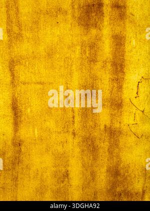 Nahaufnahme eines verwitterten gelben Flachstahls mit markanten Texturen und Flecken. Das rustikale Erscheinungsbild spiegelt Alter und Charakter in einem Außenbereich wider. Stockfoto