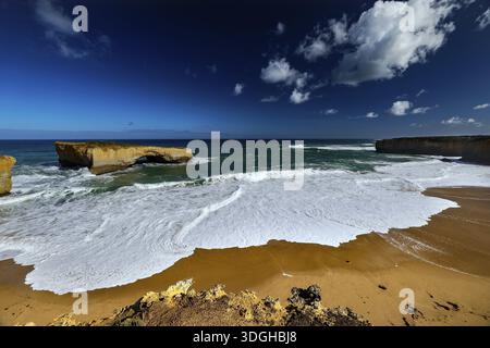 Die London Bridge Küstenformation an der Great Ocean Road mit beeindruckenden Felsen und Wellen, Great Ocean Road, Victoria, Australien Stockfoto