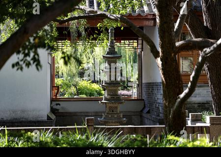 Blick auf Pagode und Garten durch ein Fenster im Chinesischen Garten der Freundschaft, Sydney, New South Wales, Australien Stockfoto