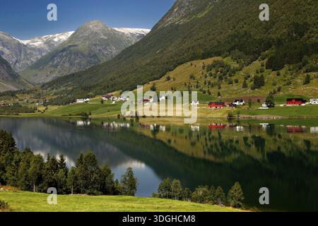 Ruhige Landschaft mit reflektierenden Bergreflexionen im Fjaerlandsfjord Stockfoto