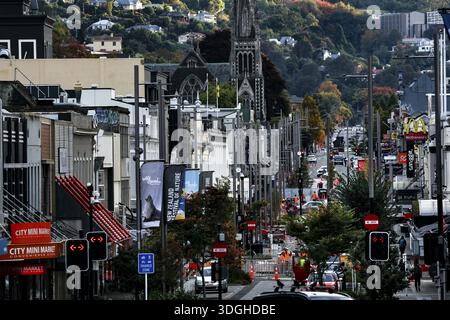 Lebhafte Einkaufsstraße mit historischen Gebäuden und Hügeln im Hintergrund in Dunedin, Dunedin, Otago, Neuseeland Stockfoto