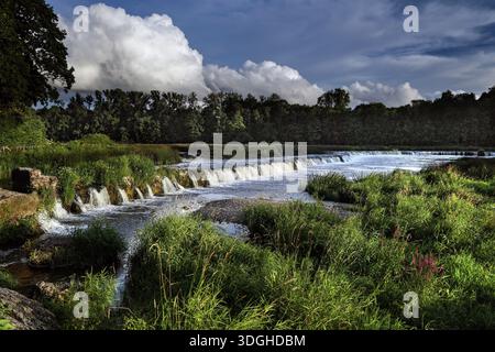 Der Ventas Rumba Wasserfall in Kuldiga mit fließendem Wasser und grüner Umgebung, Kuldiga, Kurland, Lettland Stockfoto