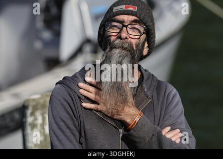 Älterer Mann mit langem Graubart, der Post bei Pelorus Mailrun zustellt Stockfoto