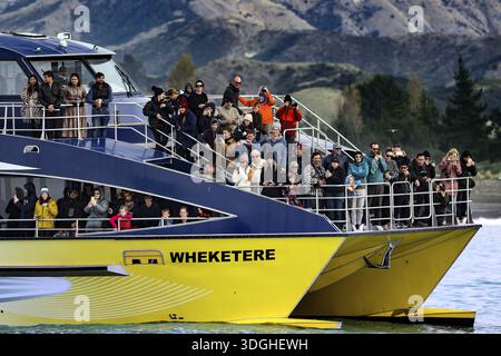 Touristen beobachten die Unterwasserwelt vor Kaikoura, Kaikoura, Neuseeland auf einem Boot Stockfoto