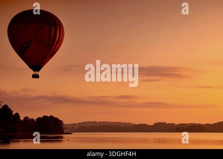 Heißluftballon in der Abenddämmerung über einem stillen See, Trakai, Vilniaus Apskritis, Litauen Stockfoto