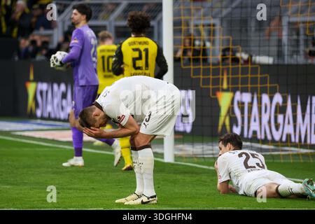 Dortmund, Deutschland 17. Januar 2026: 1. Bundesliga - 2025/2026: Borussia Dortmund vs. FC St. Pauli Hamburg im Bild: Torschütze Julian Brandt (Borussia Dortmund), im Hintergrund Trikot Nummer 10, erzielt für Dortm das Tor für 1:0 Stockfoto