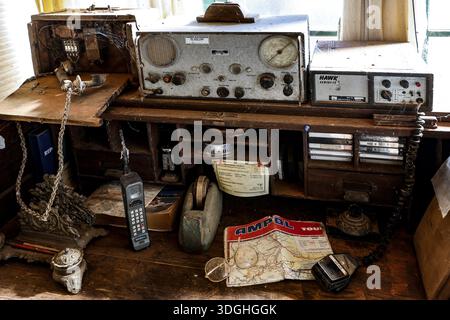 Antikes Radio auf einem Tisch mit Karten und alten Geräten, Null Stockfoto