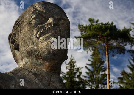 Große Büste Lenins im Grutas Park in Druskininkai unter blauem Himmel, Druskininkai, Litauen Stockfoto