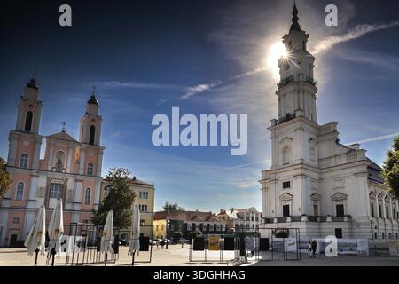 Rathaus und Kirche St. Franziskus Xavier im hellen Sonnenlicht auf dem Rathausplatz, Rathausplatz, Rathausplatz in Kaunas, Kaunas, Kaunas, Litauen Stockfoto