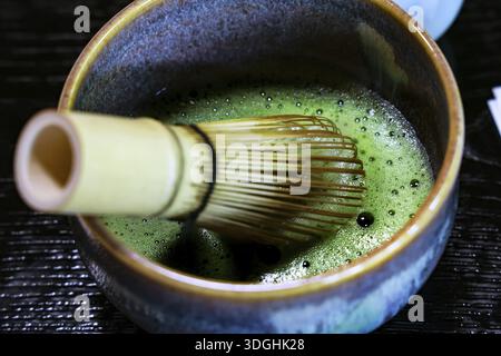 Traditionelle Matcha-Teezeremonie mit Bambusbesen und -Schüssel, Kyoto, Higashiyama, Japan Stockfoto