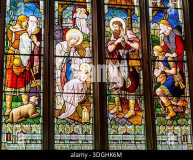 Detail eines Glasfenster der viktorianischen Kirche mit der Geburt und Widmungen, der Südwand von Saint Michael und der All Angels Church, Torrington Stockfoto
