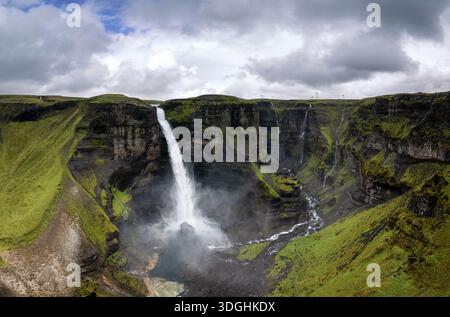 Ein Blick auf den Haifoss und den Fossa River Canyon im Süden Islands Stockfoto