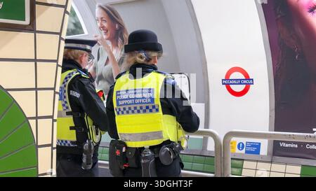 London, UK 16. Januar 2026. Polizeibeamte der Gemeinde patrouillieren während Heinekens zweiwöchiger Werbekampagne in der Bakerline U-Bahn-Station. Während der gesamten Aktivierung des kommerziellen Brandings auf der Infrastruktur „Transport for London“ wurde die Präsenz der Öffentlichkeit im Bereich Sicherheit und Sicherheit aufrechterhalten. Quelle: Xiu Bao/Alamy Live News Stockfoto