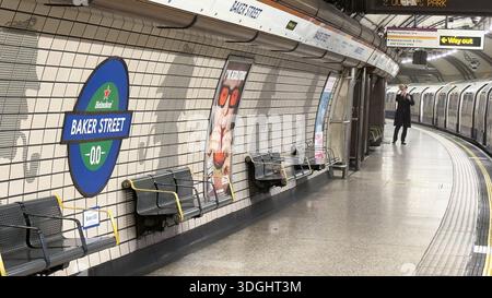 London, UK 16. Januar 2026. Heinekens zweiwöchige Werbekampagne auf der Bakerloo-Linie von London Underground. Die Dokumentation umfasst Polizeipräsenzen, den Betrieb von Transportpersonal, Denkmalschutzmarkierungen und Vergleichsansichten, die temporäre Vinylmarken zeigen, die mit traditionellen TfL-Schildern und handwerklich hergestellten Keramikfliesen einhergehen, die Transport for London's jahrhundertelange Tradition des kulturellen Erbes repräsentieren. Quelle: Xiu Bao/Alamy Live News Stockfoto