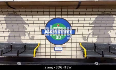 London, UK 16. Januar 2026. Permanente Sherlock Holmes-Detektivsilhouetten, die auf den Wänden des Bahnhofs Baker Street gemalt sind, erscheinen neben Heinekens temporärem Firmenbranding, die Gegenüberstellung hebt Spannungen zwischen Londons literarischem Erbe und kommerzieller Werbung in öffentlichen Verkehrsmitteln hervor. Quelle: Xiu Bao/Alamy Live News Stockfoto