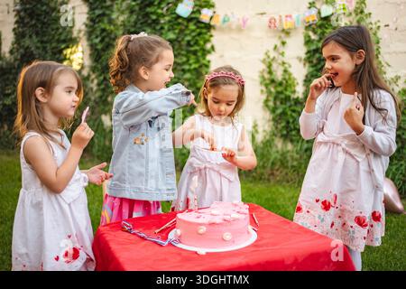 Geburtstagsfeier mit fröhlichen Kindern, die Kuchen genießen Stockfoto
