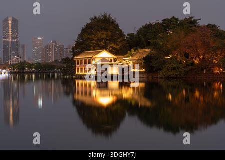 Traditioneller chinesischer Pavillon, der bei Nacht im See reflektiert wird - West Lake in Huizhou, Provinz Guangdong, China, ist eine Touristenattraktion mit antiker Architektur Stockfoto