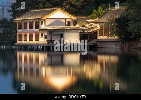 Traditioneller chinesischer Pavillon, der sich im Calm Lake Water spiegelt - West Lake in Huizhou, Provinz Guangdong, China, ist eine Touristenattraktion mit antiker Architektur Stockfoto