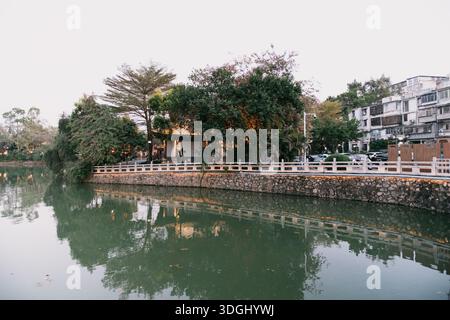 Ruhige Flussszene mit traditionellem Pavillon und Steinbrücken - West Lake in Huizhou, Provinz Guangdong, China, ist eine Touristenattraktion mit antiker Architektur Stockfoto