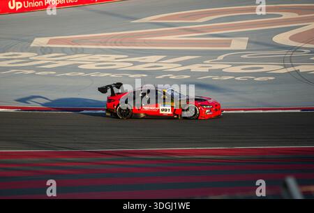 Der BMW M4 GT3 EVO of Paradine Competition (#991) wird am 17. Januar 2026 während der 24H Series Dubai im Dubai Autodrome in Dubai, Vereinigte Arabische Emirate, im Rennen gesehen. Quelle: Manoj Soundarajan/Alamy Live News Stockfoto