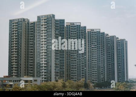 Moderne Hochhäuser in urbaner Landschaft - West Lake in Huizhou, Provinz Guangdong, China, ist eine Touristenattraktion mit antiker Architektur Stockfoto