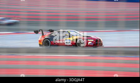 Der BMW M4 GT3 EVO of Paradine Competition (#991) wird am 17. Januar 2026 während der 24H Series Dubai im Dubai Autodrome in Dubai, Vereinigte Arabische Emirate, im Rennen gesehen. Quelle: Manoj Soundarajan/Alamy Live News Stockfoto